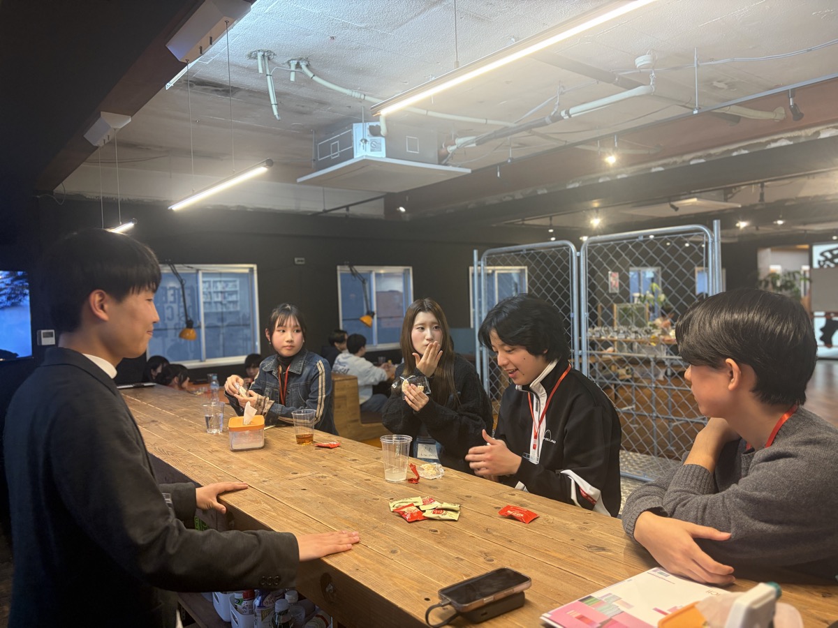 深夜の語り場 対話シーン